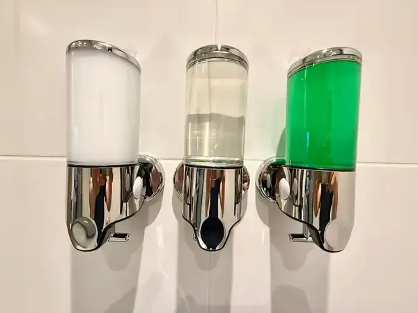 Dispensers de xampu, condicionador e sabonete no banheiro