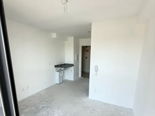 Studio 706 como chegou da construtora: piso cru, paredes brancas e nenhum móvel