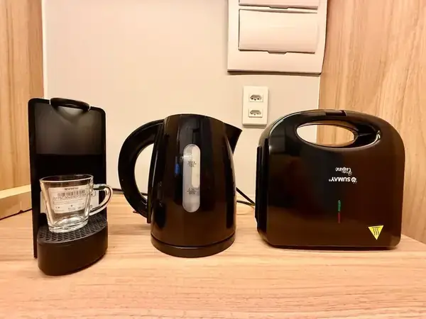 Cafeteira, chaleira e sanduicheira na bancada