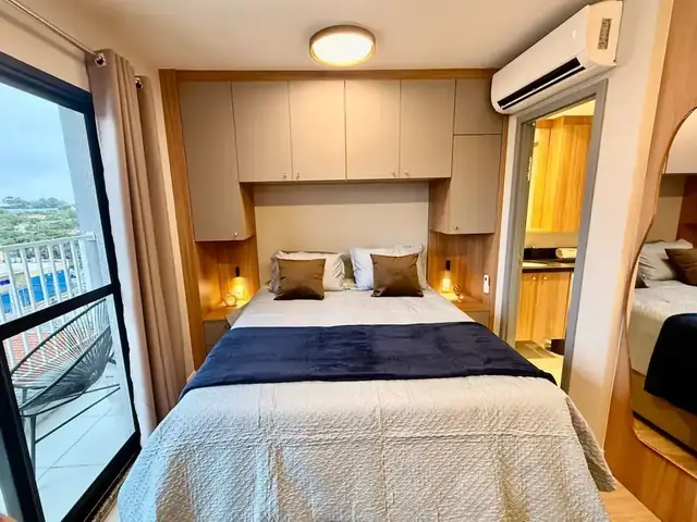 Studio no Alto da Boa Vista com manta azul na cama